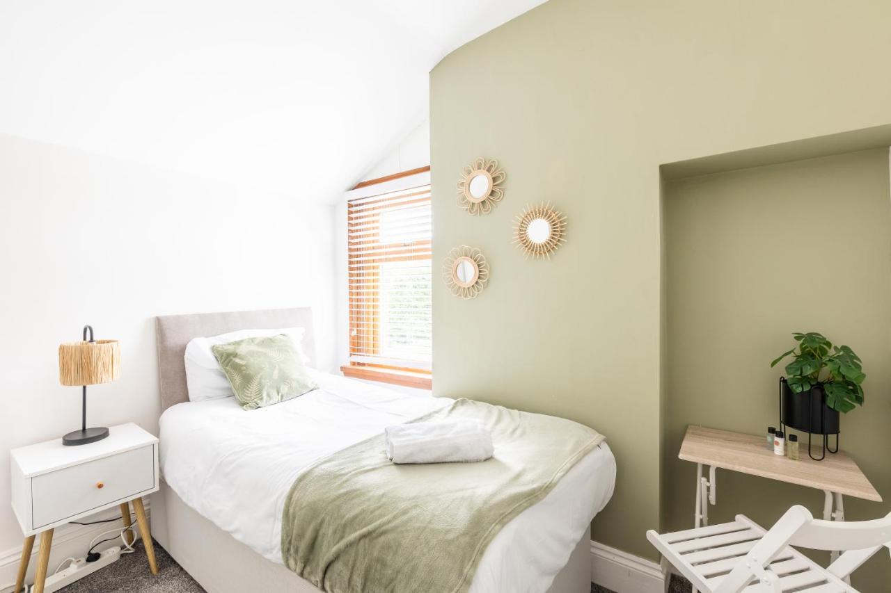 Levi By Koya Homes - 3-bedroom Home, Downtown Cardiff, Free Parking Hébergement de vacances Cardiff